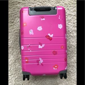Hard shell carry-on suitcase